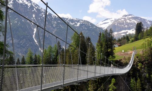 Holzgau_im_Fruehling_-_Haengebruecke-cd8048ee